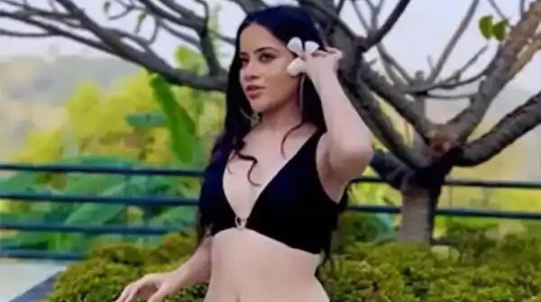 Urfi Javed Gives Fashion a Twist, Wears Sexy Bodysuit With Long Boots to Raise Temperatures
