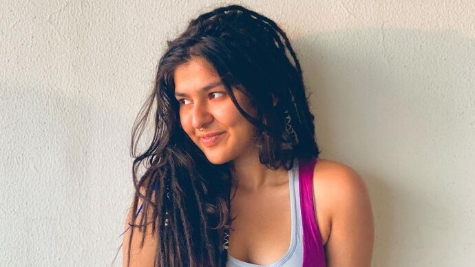 ‘Sonu Bhide Shararti Hai’: Taarak Mehta Fame Nidhi Bhanushali Raises Summer Heat in Sexy White Bralette-Shorts