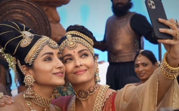 Pic: Trisha Krishnan & Aishwarya Rai pose together for a selfie on the sets of Ponniyin Selvan