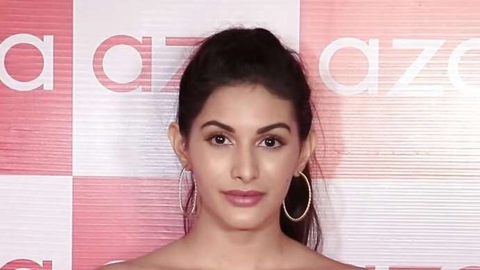Amyra Dastur Sets Midweek Motivation in Hot Sports Wear – Watch Her Workout Video