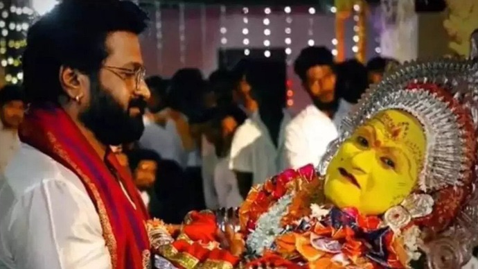 Kantara star Rishabh Shetty attends Bhoota Kola festival, takes blessing from Daiva Nartaka in viral video. Watch