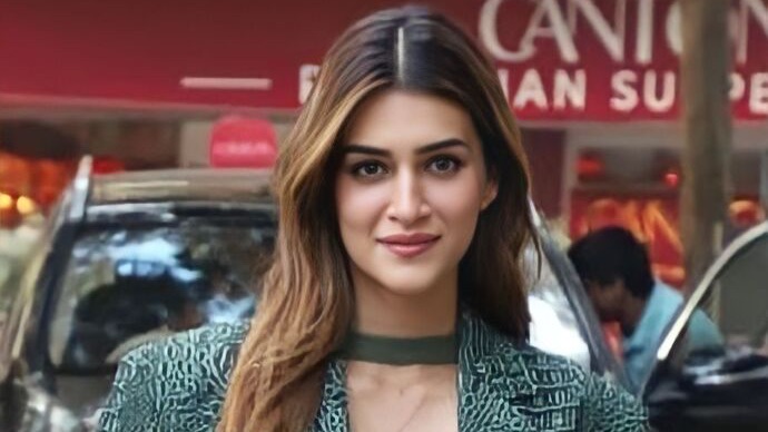Crew beauty Kriti Sanon shares unseen pics with Kareena Kapoor Khan, Tabu from the sets; says ‘Gonna miss this crew so much’