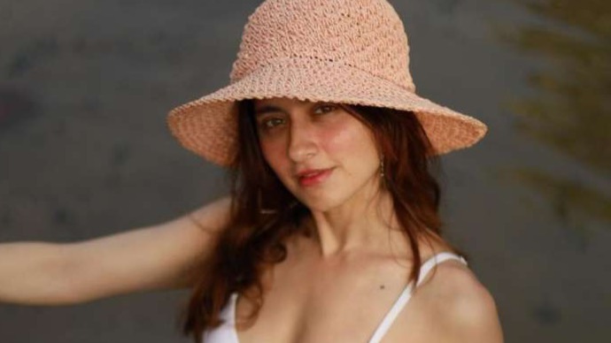 Actress Sanjeeda Shaikh looks magnificent in Kaftan outfit paired with bralette