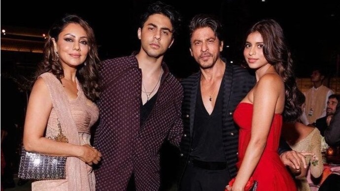 SRK is finally seen posing with Gauri Khan, Suhana Khan, Aryan Khan at NMACC event, pic breaks the internet