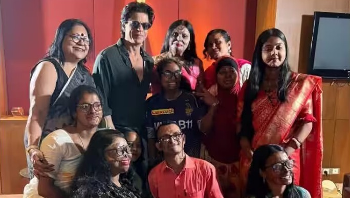 SRK Clicks Pictures With Acid Attack Survivors in Kolkata, Fans Call Him ‘King of Hearts’
