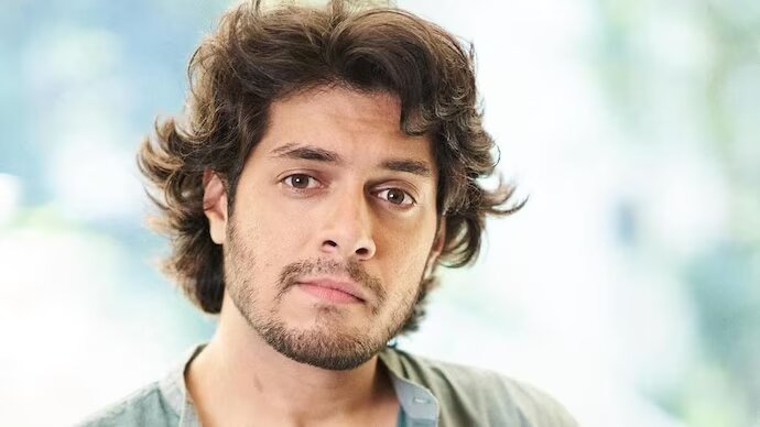 Junaid Khan theatre play to coincide with release of first song from his film Loveyapa