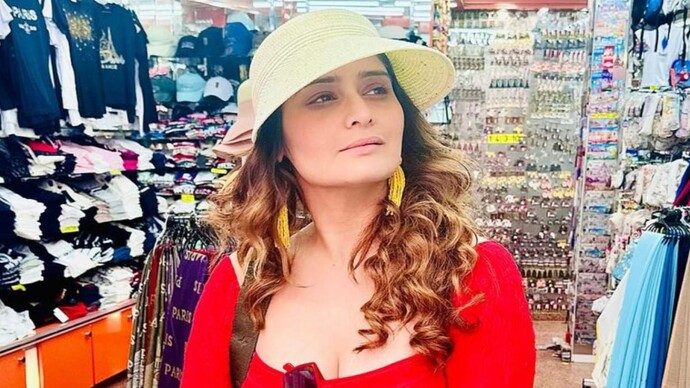 Arti Singh turns into swan in white crochet outfit as she enjoys her holidays: Watch