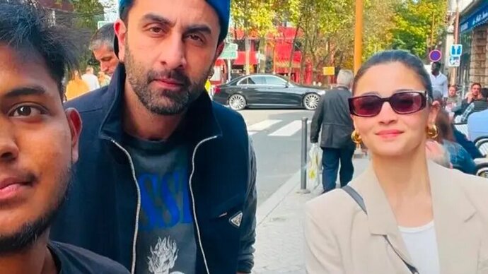 Alia Bhatt-Ranbir Kapoor Holiday In Paris With Raha, Photos Posing With Fans Go Viral