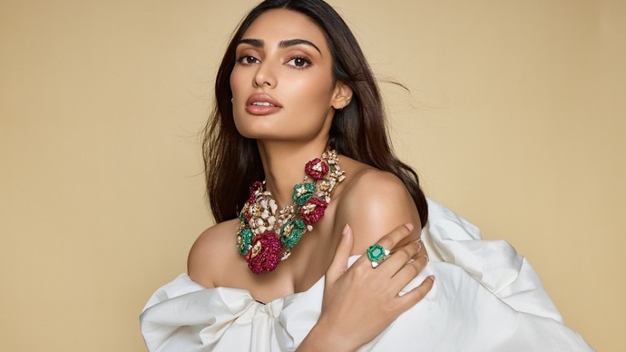Athiya Shetty flaunts baby bump in new pictures, check out