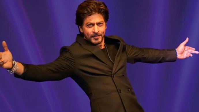 Watch: Shah Rukh Khan impresses netizens with this sweet gesture during IPL Opening Ceremony