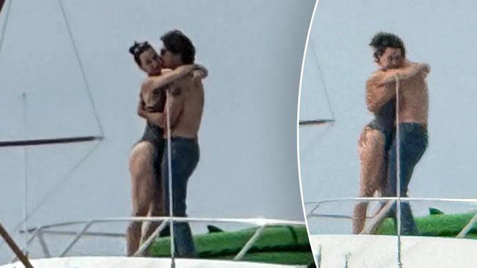 Justin Trudeau’s shirtless kissing photo with singer Katy Perry on yatch goes viral