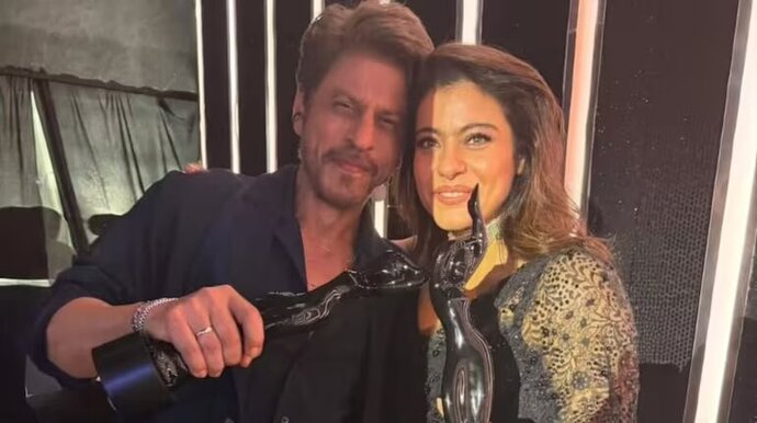 Kajol and Shah Rukh Khan recreate Filmfare moment; internet goes nostalgic