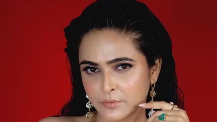 Madhurima Tuli stuns at Gateway of India; pays emotional tribute to 26/11 victims at Global Peace Honours 2025