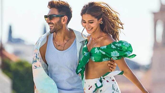 Tu Meri Main Tera Main Tera Tu Meri Movie Review: This movie scores high on emotion & scale